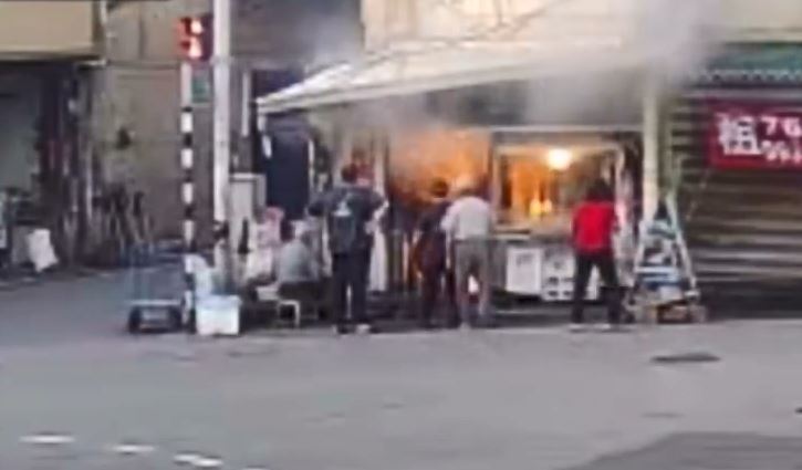 附近店家及路過民眾聽到聲響，紛紛前來幫忙。（圖／翻攝自Threads @breakfast_220）