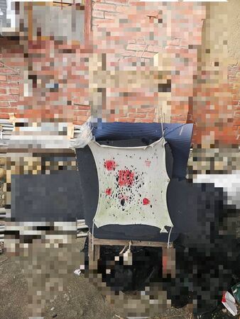 警方在黃男住家庭院內發現練習射擊的靶子。（圖／翻攝畫面）