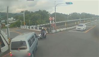 宜蘭礁溪車禍！汽機車碰撞、少年噴飛墜溪