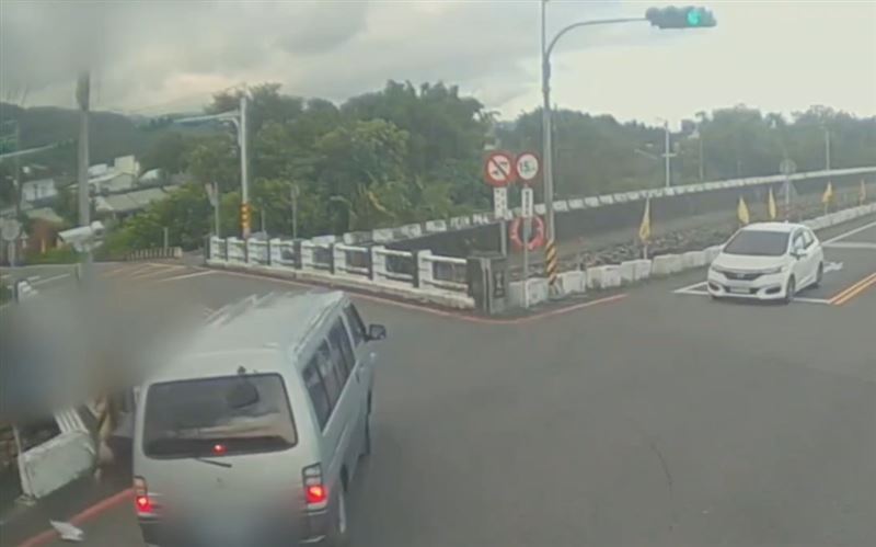 宜蘭礁溪「份尾橋」發生車禍事故，廂型車與機車發生碰撞，15歲少年噴飛出去、墜落溪中。（圖／翻攝畫面）