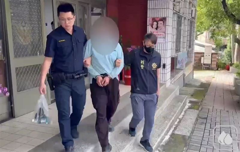 黃嫌表示不滿流浪狗半夜闖進住家，憤而拿十字弓從住家2樓攻擊射殺。(圖／翻攝畫面)