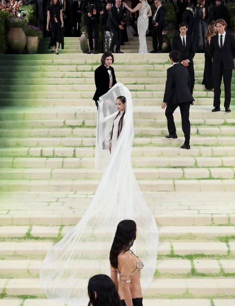 Lisa身著香港鬼才設計師品牌Robert Wun的高訂禮服參加 Met Gala。（圖／翻攝自IG @lalalalisa_m）