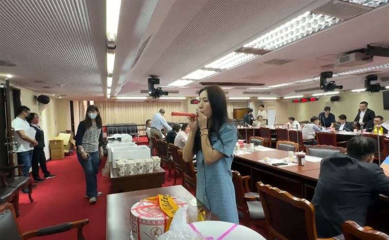 徐巧芯還吹派對吹笛，準備幫傅崐萁慶生（圖／翻攝畫面）