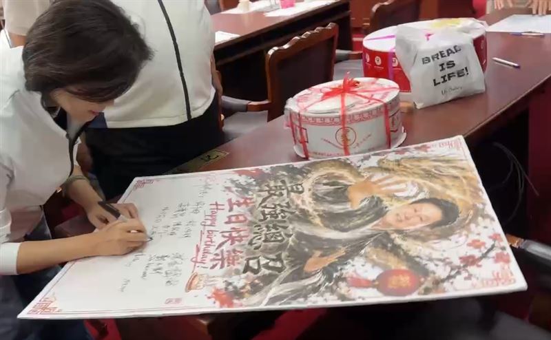 藍委幫傅崐萁慶生，送上大卡片「最強總召生日快樂」（圖／翻攝畫面）