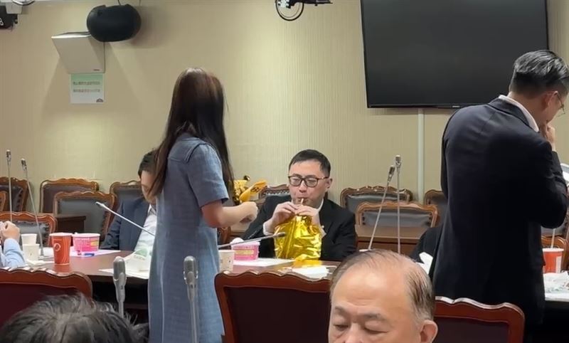 藍委幫傅崐萁慶生，廖先翔幫忙吹氣球布置（圖／翻攝畫面）