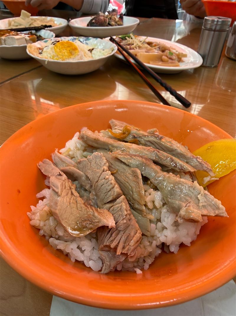 一名網友便好奇發問，為何只有嘉義的火雞肉飯特別好吃？嘉義火雞肉飯以肉質Ｑ彈、香氣濃郁聞名，其美味關鍵在於選用非冷凍的新鮮火雞肉，並搭配當地高標準的烹調工藝，讓外縣市難以複製這份在地鹹香。（圖／記者陳淳毅攝影）