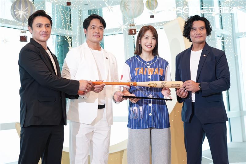 「大師兄」林智勝(圖左)為推廣原棒協受邀參加台北101垂直馬拉松，可惜因舊傷復發未能完賽。（圖／記者田俊彥攝影）