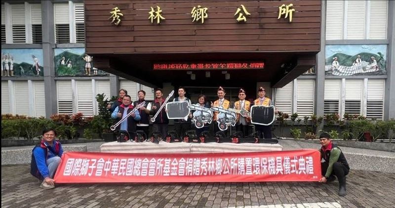 國際獅子會中華民國總會基金會捐贈秀林鄉公所環保機具儀式，現場由邱銘乾與獅友共同見證公益資源回饋地方。（圖／翻攝自邱銘乾臉書）