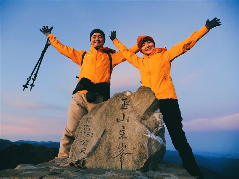 邱銘乾與夫人登上海拔3952公尺玉山主峰，以「挑戰自我、堅持到底」象徵帶領台灣獅友走向國際的信念。（圖／翻攝自邱銘乾臉書）