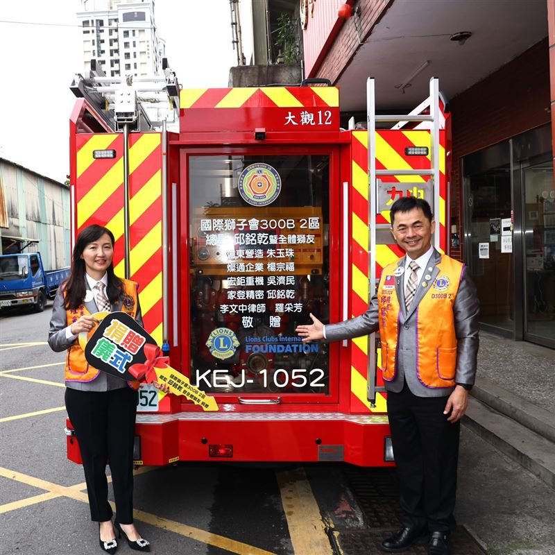 邱銘乾（圖右）與獅友共同投入消防公益，捐贈雲梯消防車提升地方救災量能。（圖／翻攝自邱銘乾臉書）