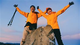 邱銘乾與夫人登上海拔3952公尺玉山主峰，以「挑戰自我、堅持到底」象徵帶領台灣獅友走向國際的信念。（圖／翻攝自邱銘乾臉書）