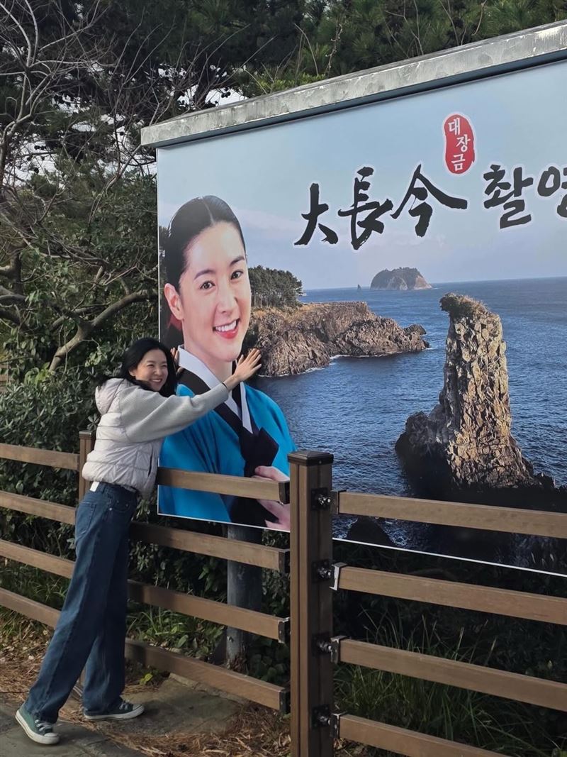 曾演出經典韓劇《大長今》女主角李英愛，54歲仍保養得宜，逆齡模樣讓網友讚嘆。（圖／翻攝自IG @leeyoungae0824）