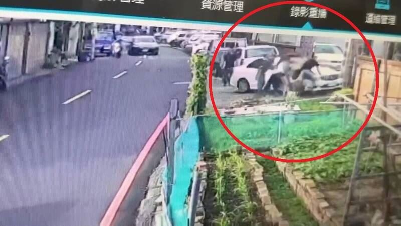 蔡女駕駛著賓士車衝撞黃男及2名友人。（圖／翻攝畫面）