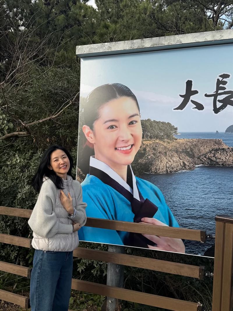 曾演出經典韓劇《大長今》女主角李英愛，54歲仍保養得宜，逆齡模樣讓網友讚嘆。（圖／翻攝自IG @leeyoungae0824）