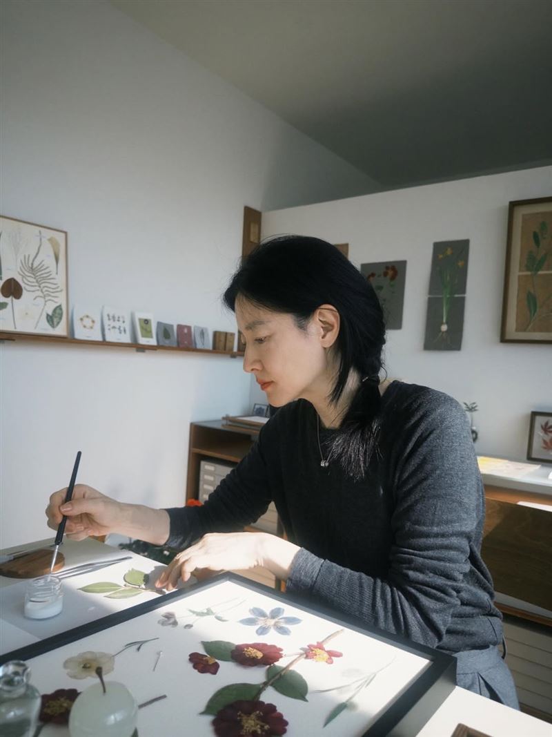 曾演出經典韓劇《大長今》女主角李英愛，54歲仍保養得宜，逆齡模樣讓網友讚嘆。（圖／翻攝自IG @leeyoungae0824）