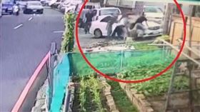 談判發臉爆氣！苗栗女載現男友「開賓士車撞噴前男友」秒逃　害3傷送醫（圖／翻攝畫面）