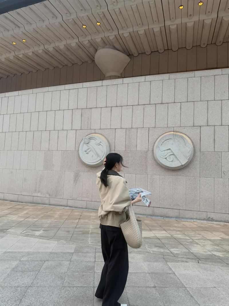 曾演出經典韓劇《大長今》女主角李英愛，54歲仍保養得宜，逆齡模樣讓網友讚嘆。（圖／翻攝自IG @leeyoungae0824）