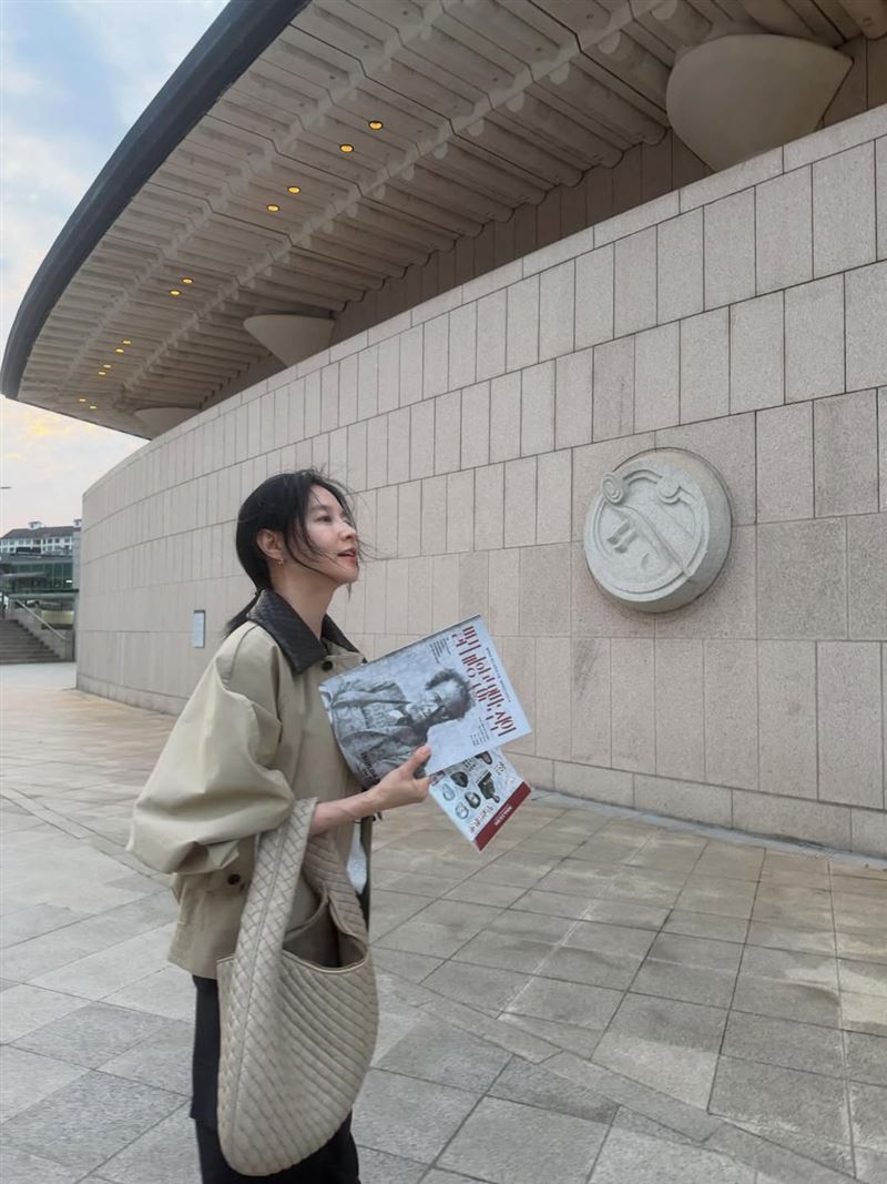 曾演出經典韓劇《大長今》女主角李英愛，54歲仍保養得宜，逆齡模樣讓網友讚嘆。（圖／翻攝自IG @leeyoungae0824）