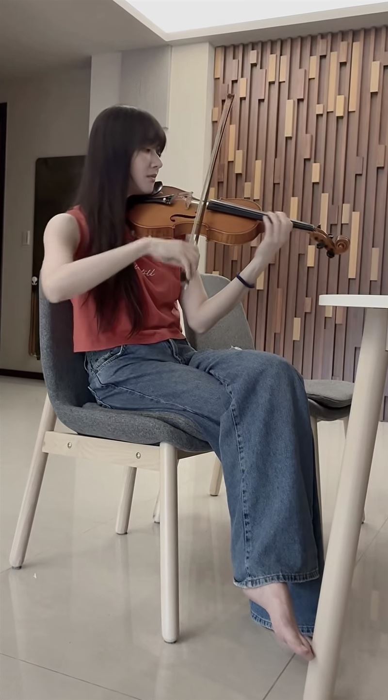 林逸欣拉小提琴。（圖／翻攝自IG @sharalinmusic）