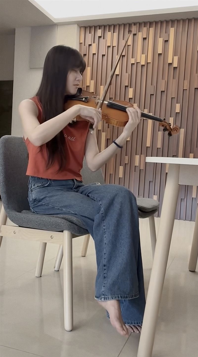 林逸欣拉小提琴。（圖／翻攝自IG @sharalinmusic）