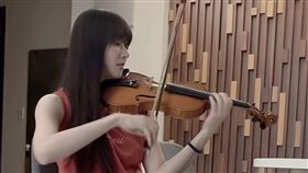 林逸欣拉小提琴。（圖／翻攝自IG @sharalinmusic）