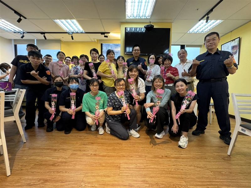 新店分局暖心慶祝母親節，贈波麗士媽咪每人輕珠寶耳環。（圖／新店分局提供）
