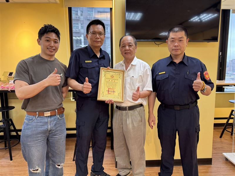 新店分局暖心慶祝母親節，贈波麗士媽咪每人輕珠寶耳環。（圖／新店分局提供）