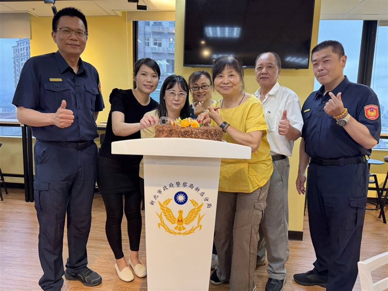 新店分局暖心慶祝母親節，贈波麗士媽咪每人輕珠寶耳環。（圖／新店分局提供）