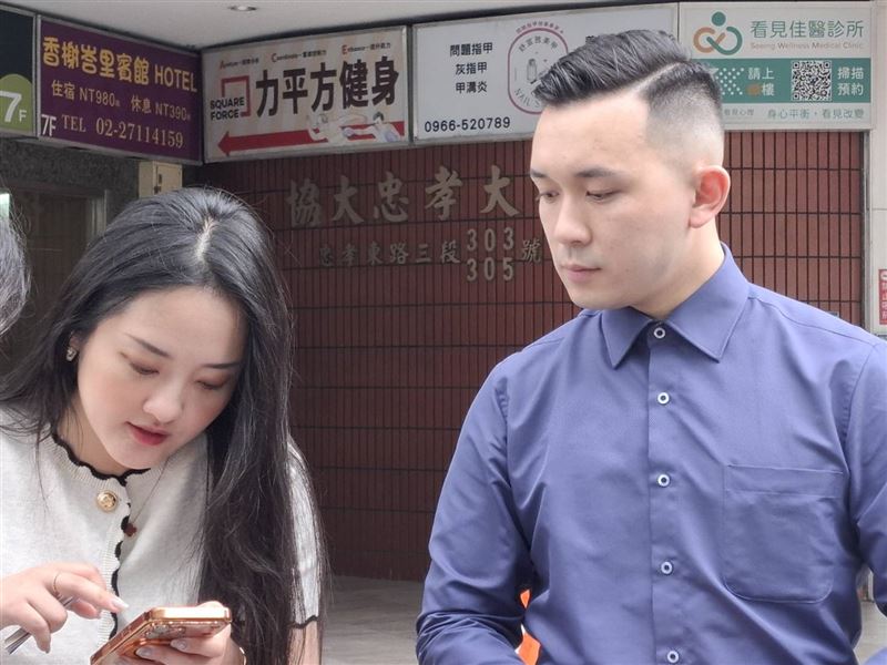 「愛爾麗」自救會委任理然法律事務所所長李欣庭（左）代表，右為理然法律事務所法務主任嚴寬。（圖／記者周佩怡攝影）