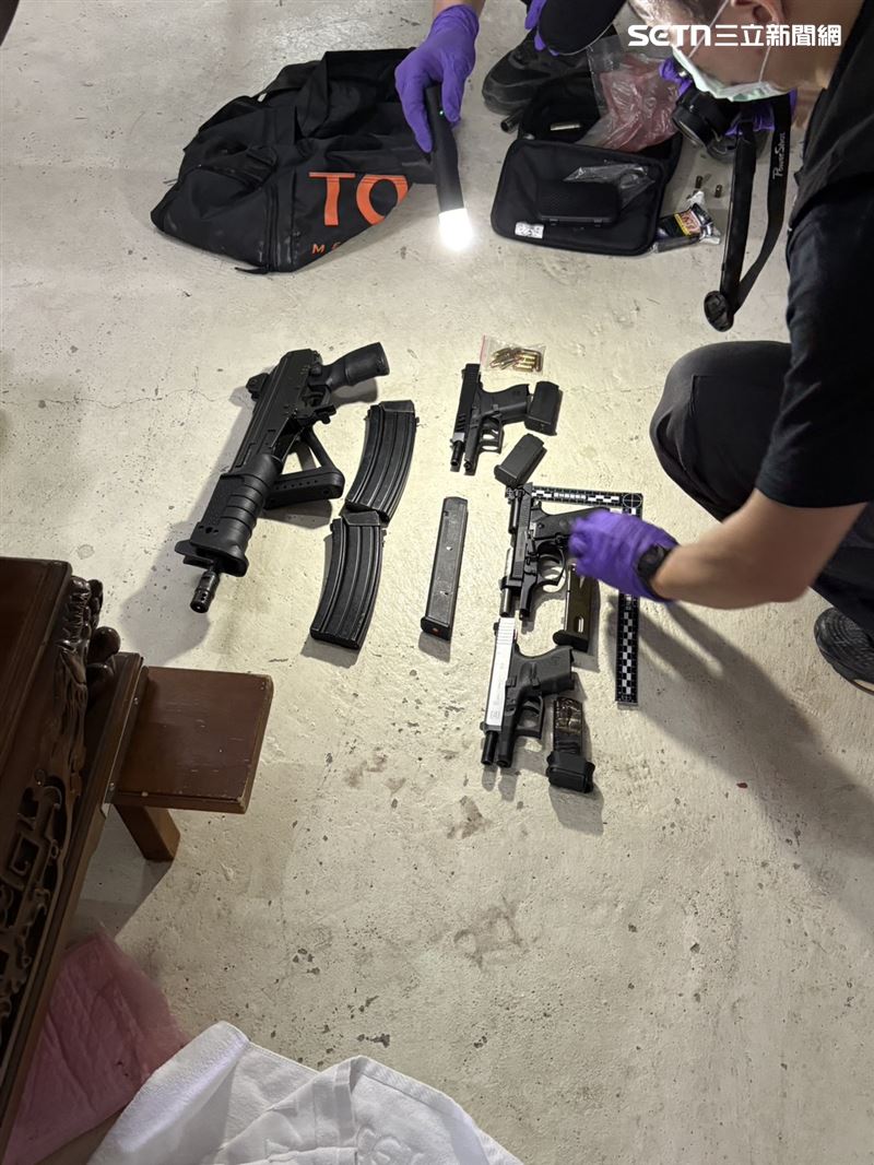 BMW休旅車拒檢逃逸，遭員警連開7槍，事後警方循線查獲車輛及4把長短槍。（圖／翻攝畫面）