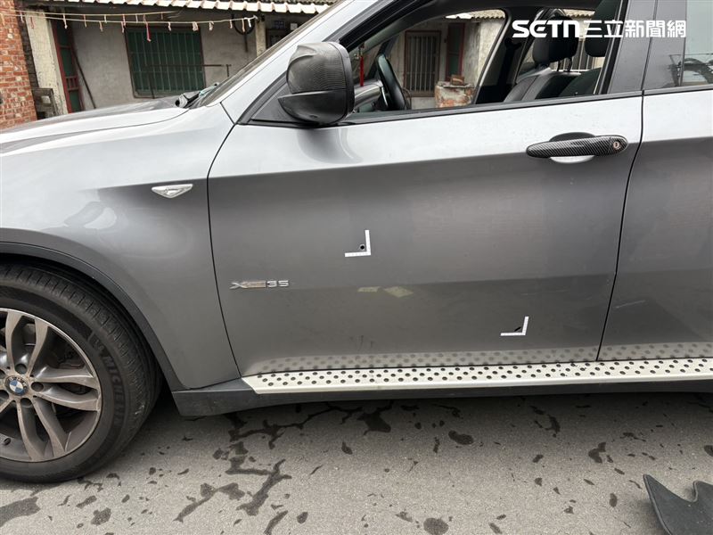 BMW休旅車拒檢逃逸，遭員警連開7槍，事後警方循線查獲車輛及4把長短槍。（圖／翻攝畫面）