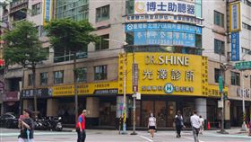 檢警搜索稽查光澤醫美診所。（圖／記者莊淇鈞攝影）