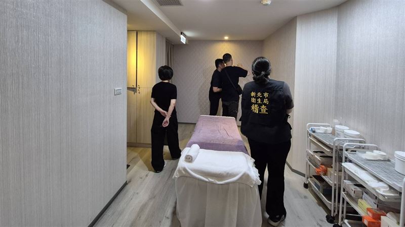 新北市衛生局稽查光澤醫美診所過程。（圖／新北市衛生局提供）