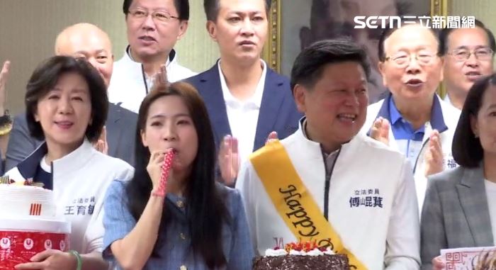 軍購表決前，國民黨團先幫傅崐萁慶祝64歲生日（圖／翻攝畫面）