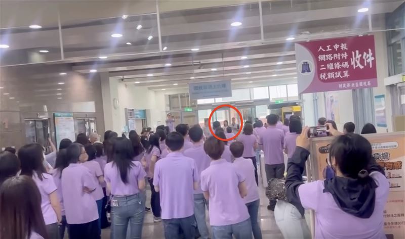 有民眾目擊「盛況」，稅務局同仁還高喊「愛你唷」，畫面曝光後，有市民認為根本是馬屁文化。（圖／翻攝自Threads @daphneliu0306）