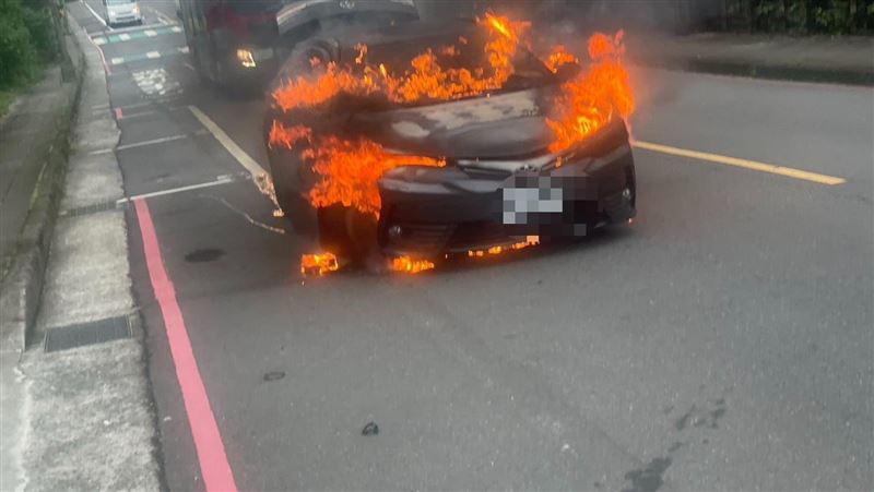 基隆東碇路發生火燒車事故，駕駛蕭姓女子緊急跳車逃生。（圖／翻攝畫面）