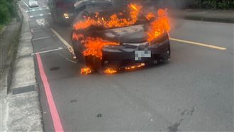 基隆驚悚火燒車！51歲女駕駛緊急跳車逃生