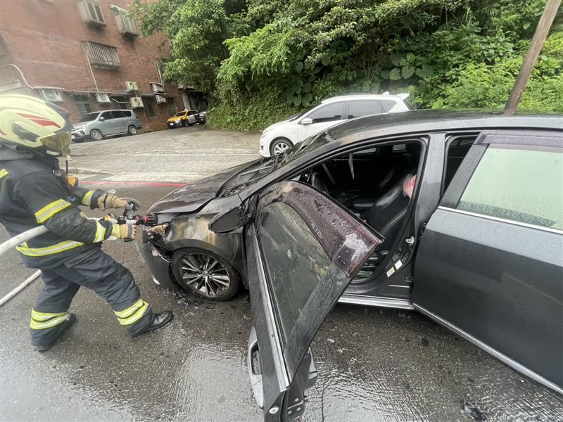 基隆東碇路發生火燒車事故，駕駛蕭姓女子緊急跳車逃生。（圖／翻攝畫面）