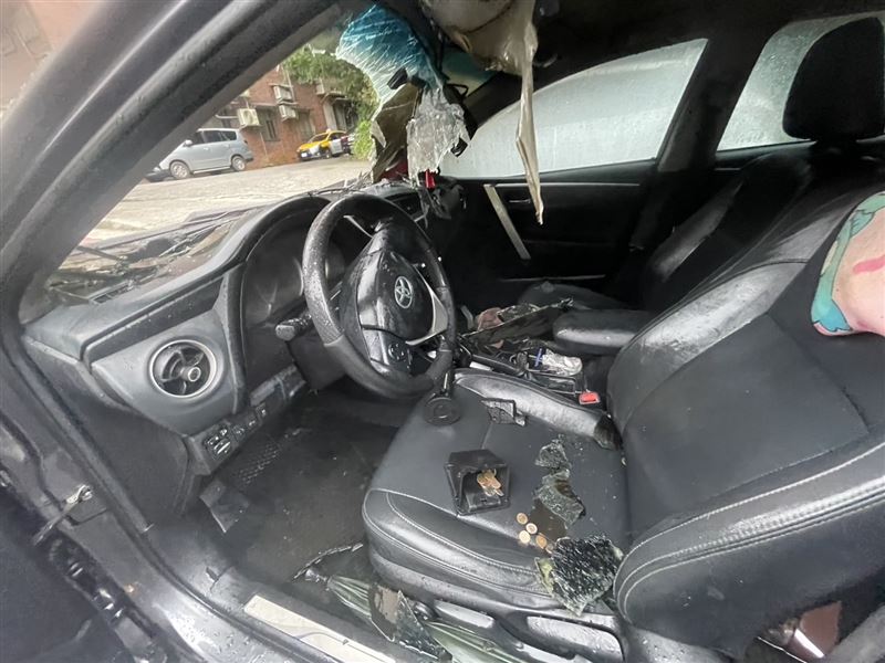 基隆東碇路發生火燒車事故，駕駛蕭姓女子緊急跳車逃生。（圖／翻攝畫面）