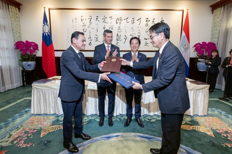 總統賴清德與巴拉圭總統貝尼亞見證兩國簽署合作交流文件（圖／總統府提供）