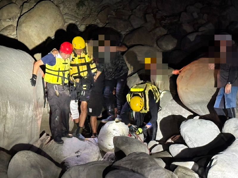 日籍遊客日前至嘉義縣阿里山鄉茶山村溯溪受傷，消防局派員前往協助，利用繩索等器材協助傷者脫困上岸，送醫救治後無生命危險
