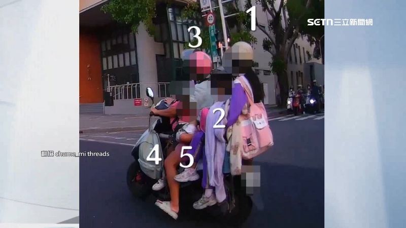 有民眾拍下一名家長騎乘機車載著多名孩童五貼上路