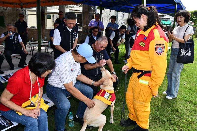 搜救犬在領犬員指令下展現高度服從性與默契，充分展現平時訓練成果。（圖／台中市消防局提供）