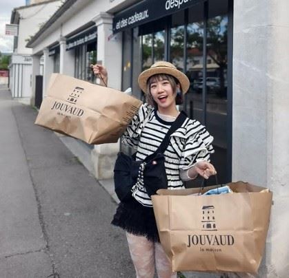 Lulu把兩顆巨大碎花抱枕買回家，還特地用真空袋壓縮行李帶回台灣。（圖／翻攝自Lulu IG）
