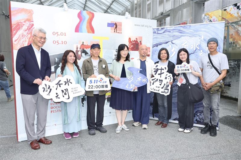 左起公視董事長胡元輝、《水‧不水之間》配樂許景淳、導演柯金源、公視總經理徐秋華、《水‧不水之間》聲音設計周震、《我們的島》製作人于立。（圖／記者田俊彥攝影）