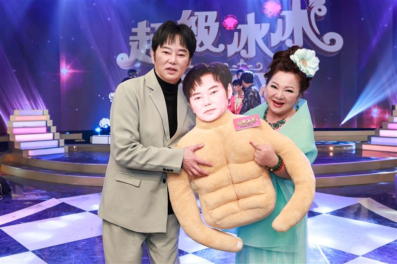 陽帆跟白冰冰過母親節。(圖／民視提供）