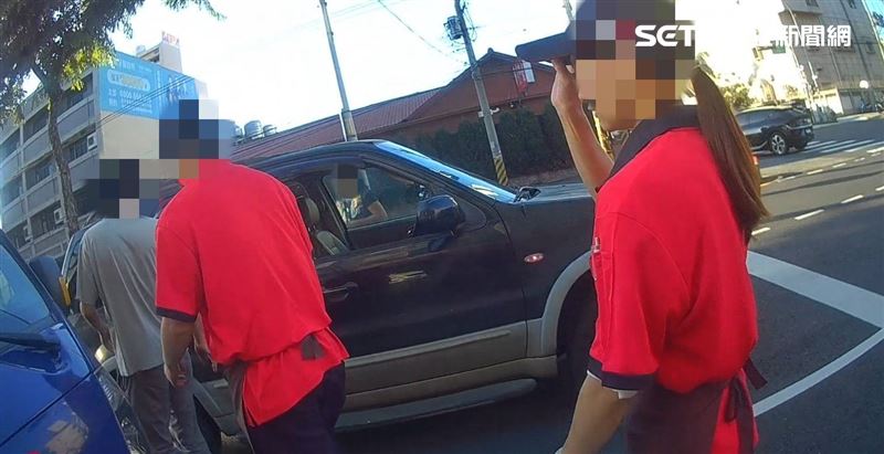員警巡邏經過發現車流回堵，立刻上前指揮交通，並商請附近熱心店家支援，幫忙將拋錨車輛推至路邊。（圖／翻攝畫面）