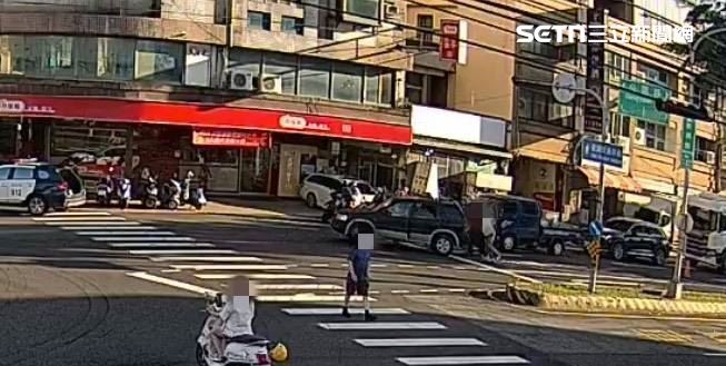 陳姓婦人思念女兒，開著22年老車從台東趕赴台中監獄參加母親節懇親會，結果返程途中車輛拋錨，受困路口。（圖／翻攝畫面）
