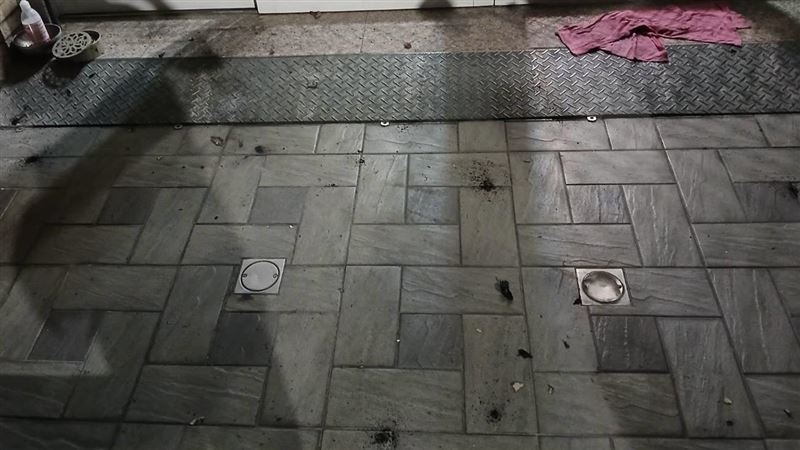 爆炸後在民宅騎樓留下火藥爆炸痕跡。（圖／翻攝畫面）