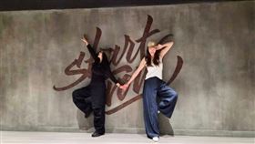 陳美鳳和倪雅倫一起學Kpop舞蹈。（翻攝臉書）